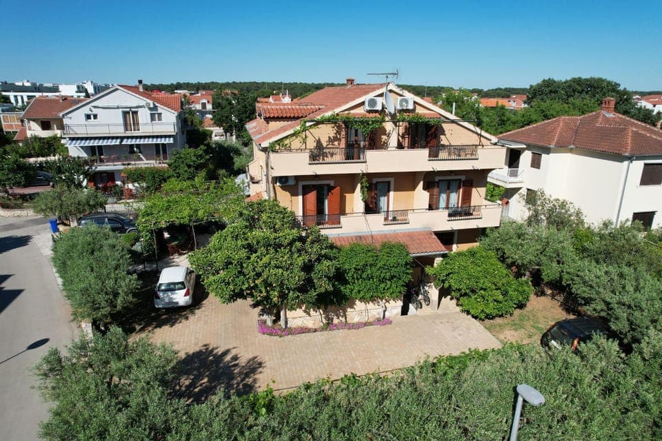 Property building, Day, Neighbourhood, Bird's eye view, Balcony/Terrace, City view, Street view, Location, Parking