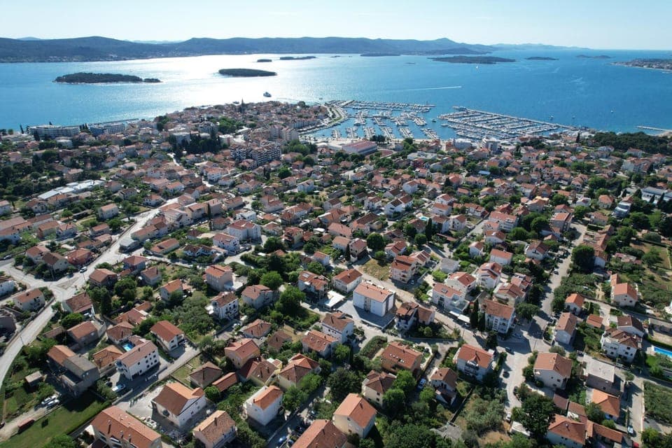 Nearby landmark, Day, Neighbourhood, Natural landscape, Bird's eye view, Summer, City view, Sea view, Street view