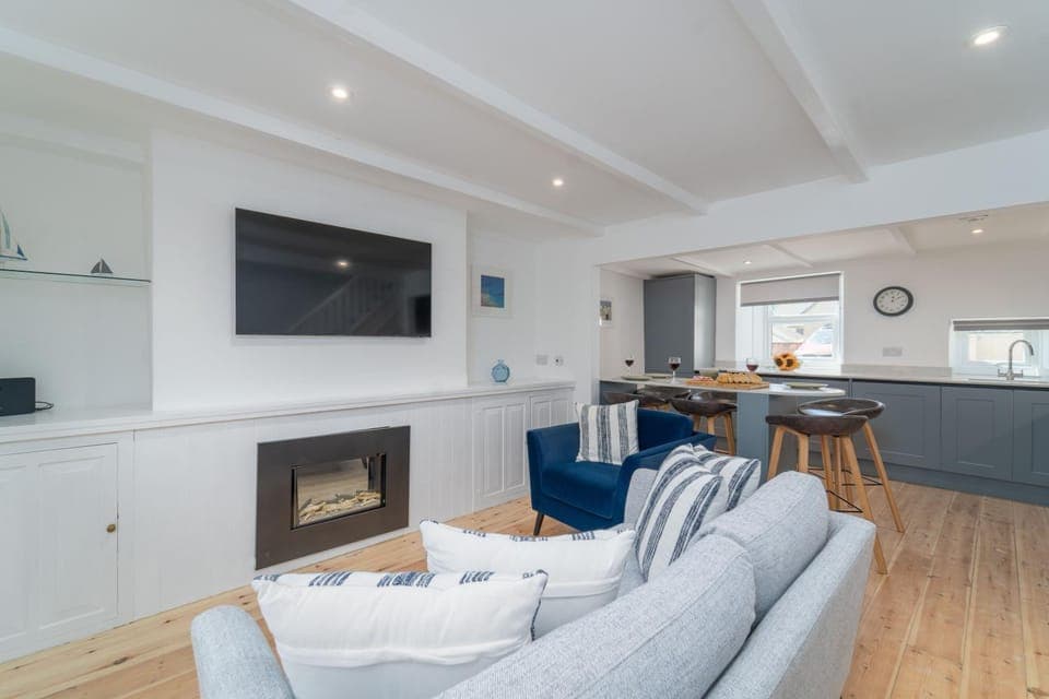 TV and multimedia, Living room, Seating area, Evening entertainment, fireplace