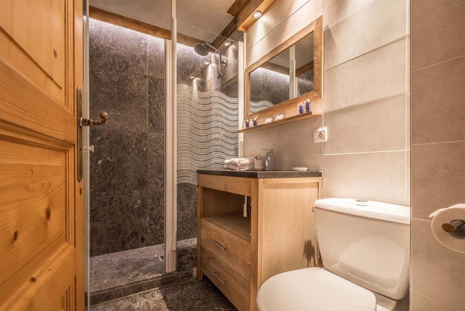 Shower, Toilet, Bathroom, towels