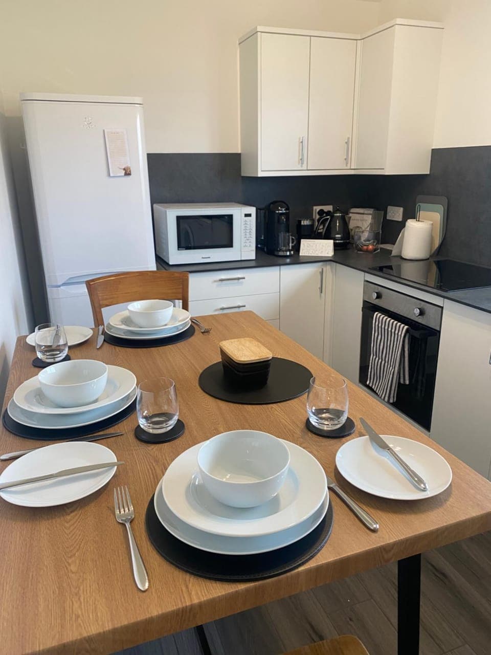 Coffee/tea facilities, Kitchen or kitchenette, Dining area, oven, stove, toaster