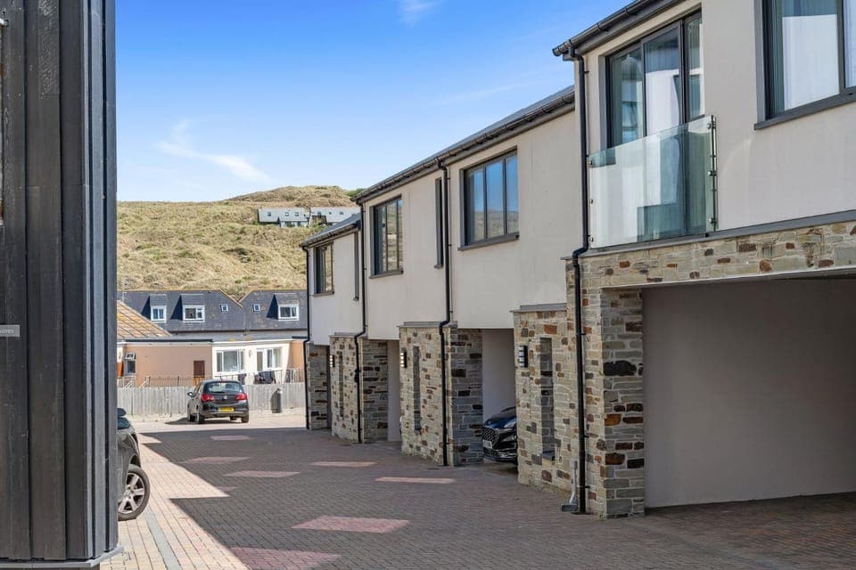 Property building, Neighbourhood