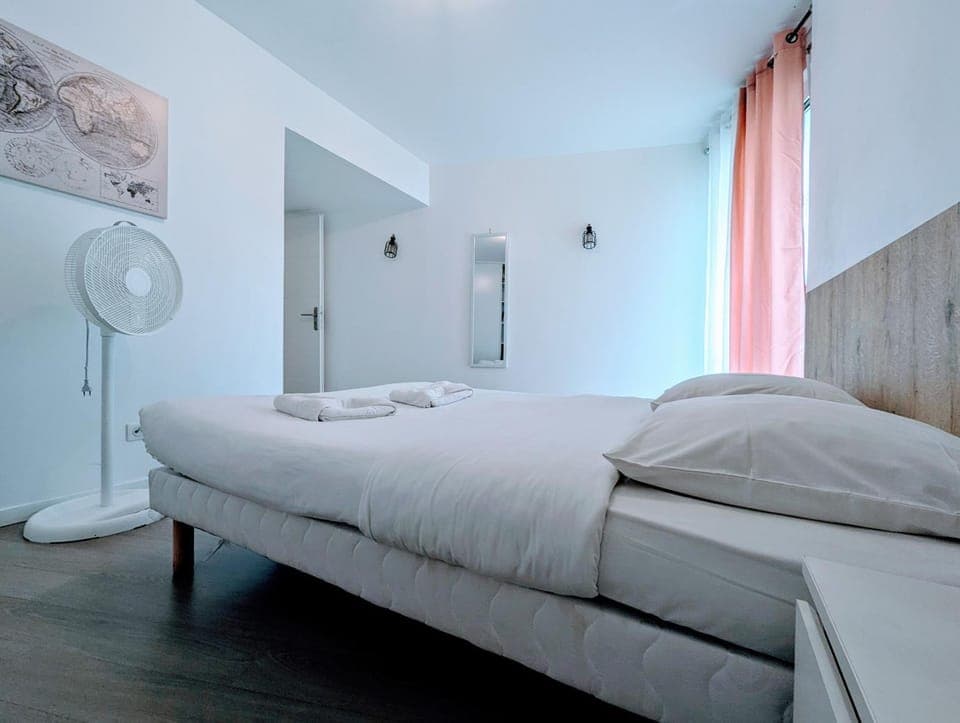 Bed, Photo of the whole room, Bedroom, towels