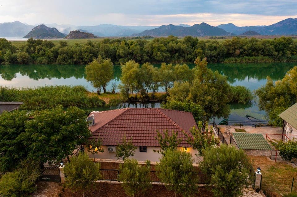 Property building, Day, Natural landscape, Bird's eye view, Lake view, Mountain view