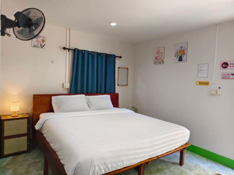 Bed, Photo of the whole room, Bedroom, air conditioner