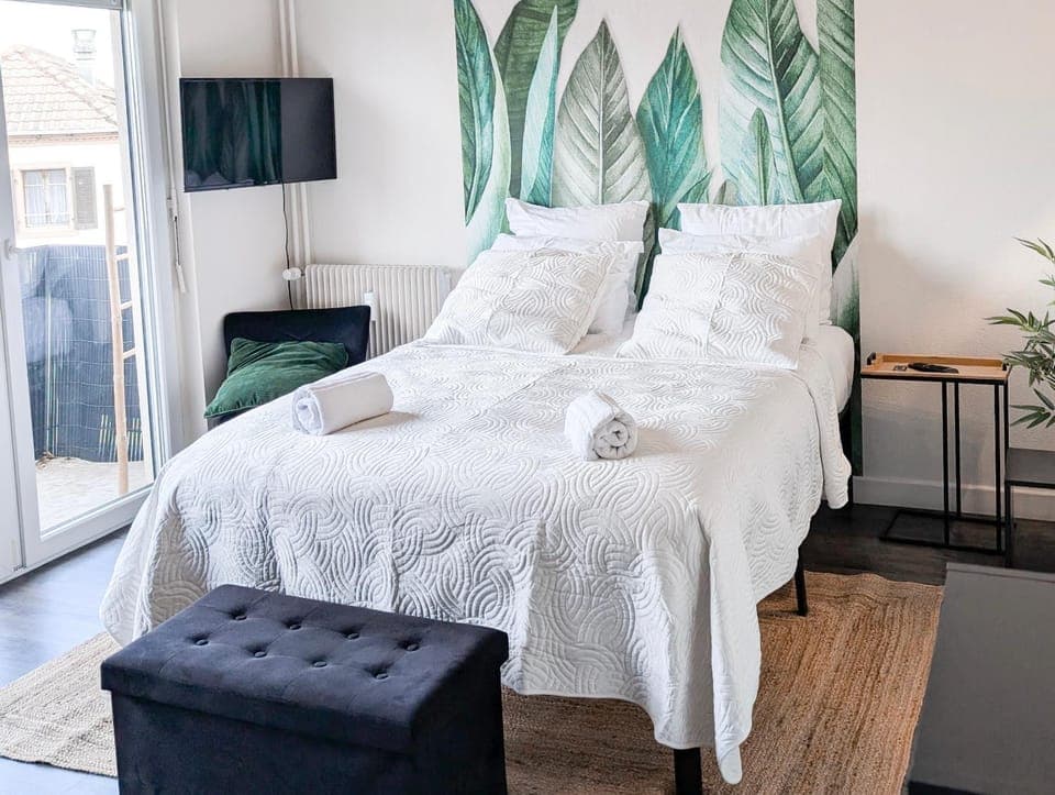 Bed, TV and multimedia, Bedroom, towels