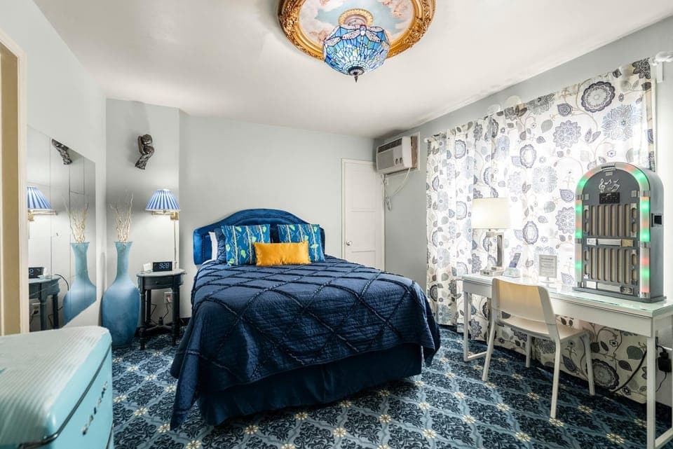 Bed, Photo of the whole room, Decorative detail, Bedroom