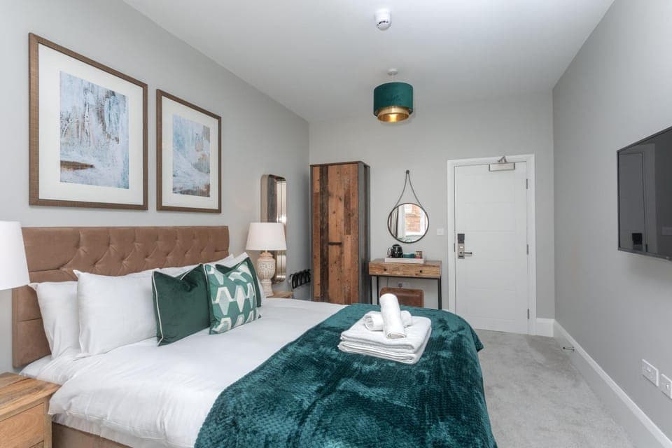 Bed, TV and multimedia, Bedroom, wardrobe