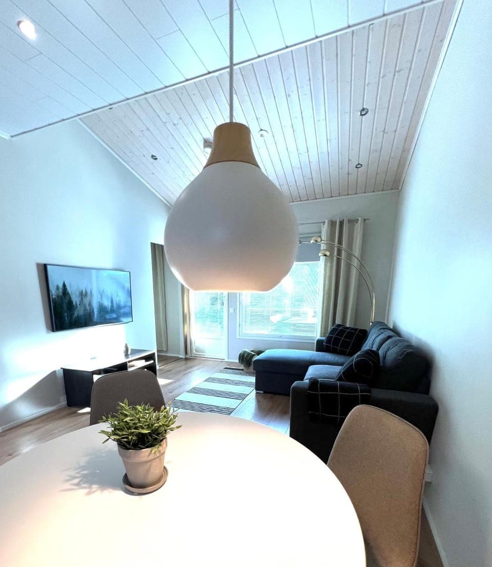 Communal lounge/ TV room, TV and multimedia, Living room, Seating area, Lunch