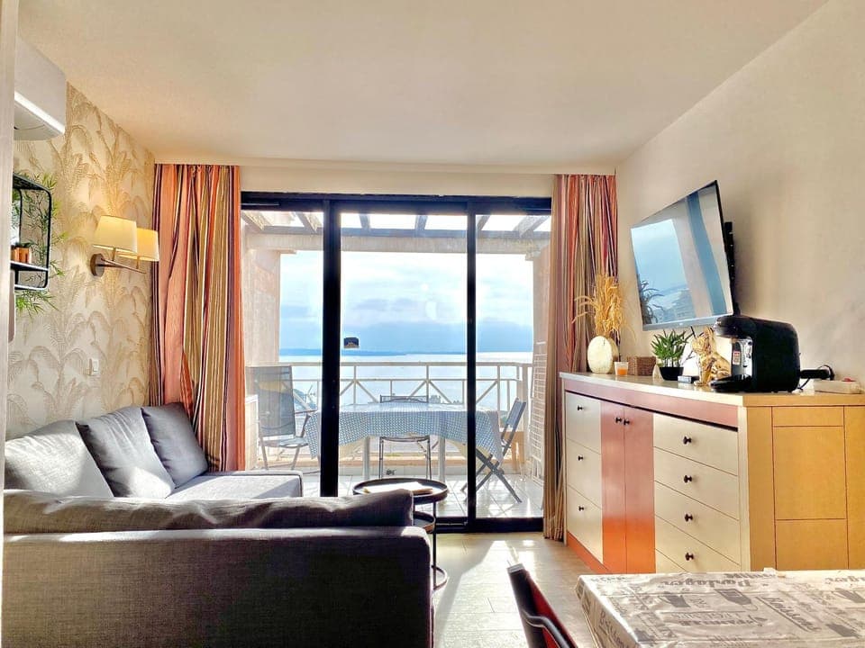 Natural landscape, View (from property/room), Balcony/Terrace, Living room, Sea view