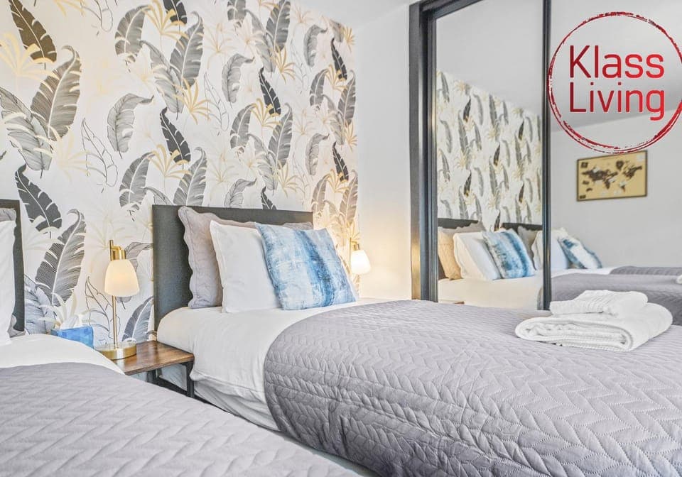 Bed, Decorative detail, Bedroom, Guests, group of guests, cot, Family