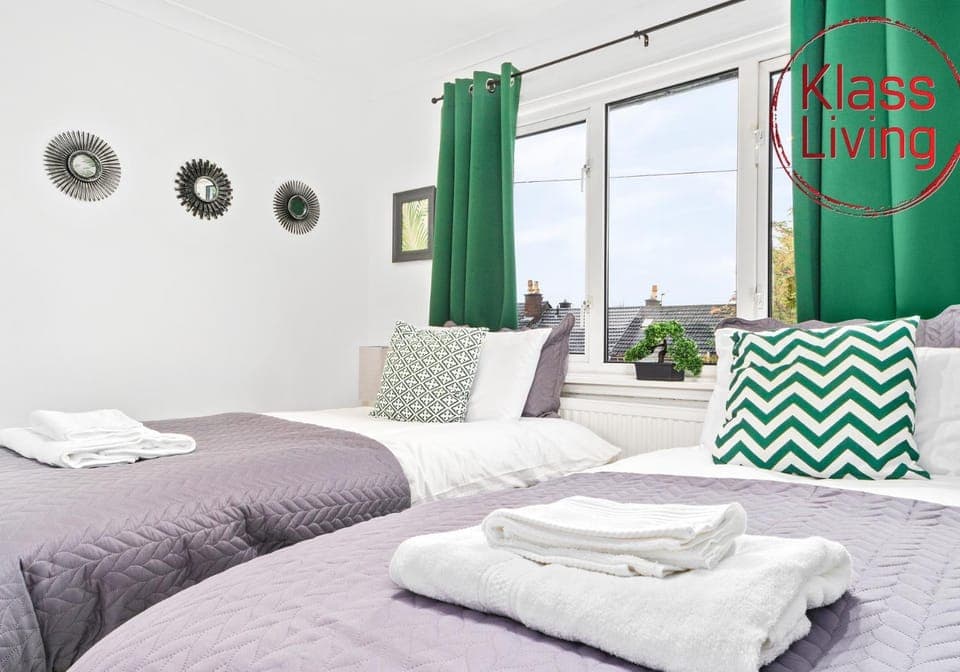 Bed, Decorative detail, Bedroom, Guests, group of guests, cot, Family