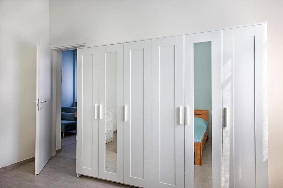 Photo of the whole room, Bedroom, wardrobe