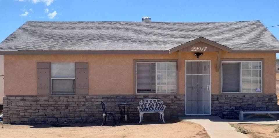 Property building, Facade/entrance, Day, Property logo or sign, Seating area, internet