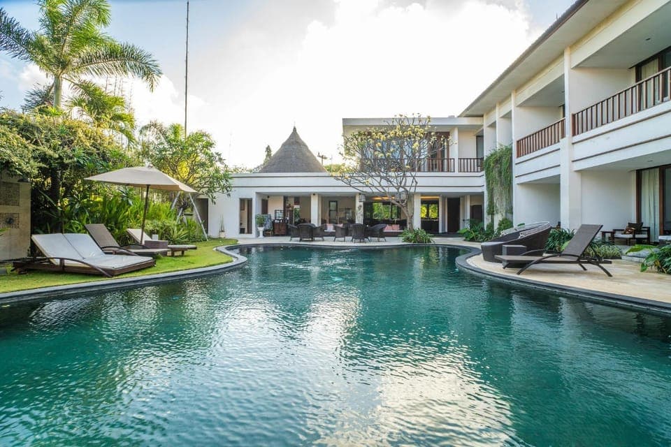 Property building, Natural landscape, Balcony/Terrace, Swimming pool