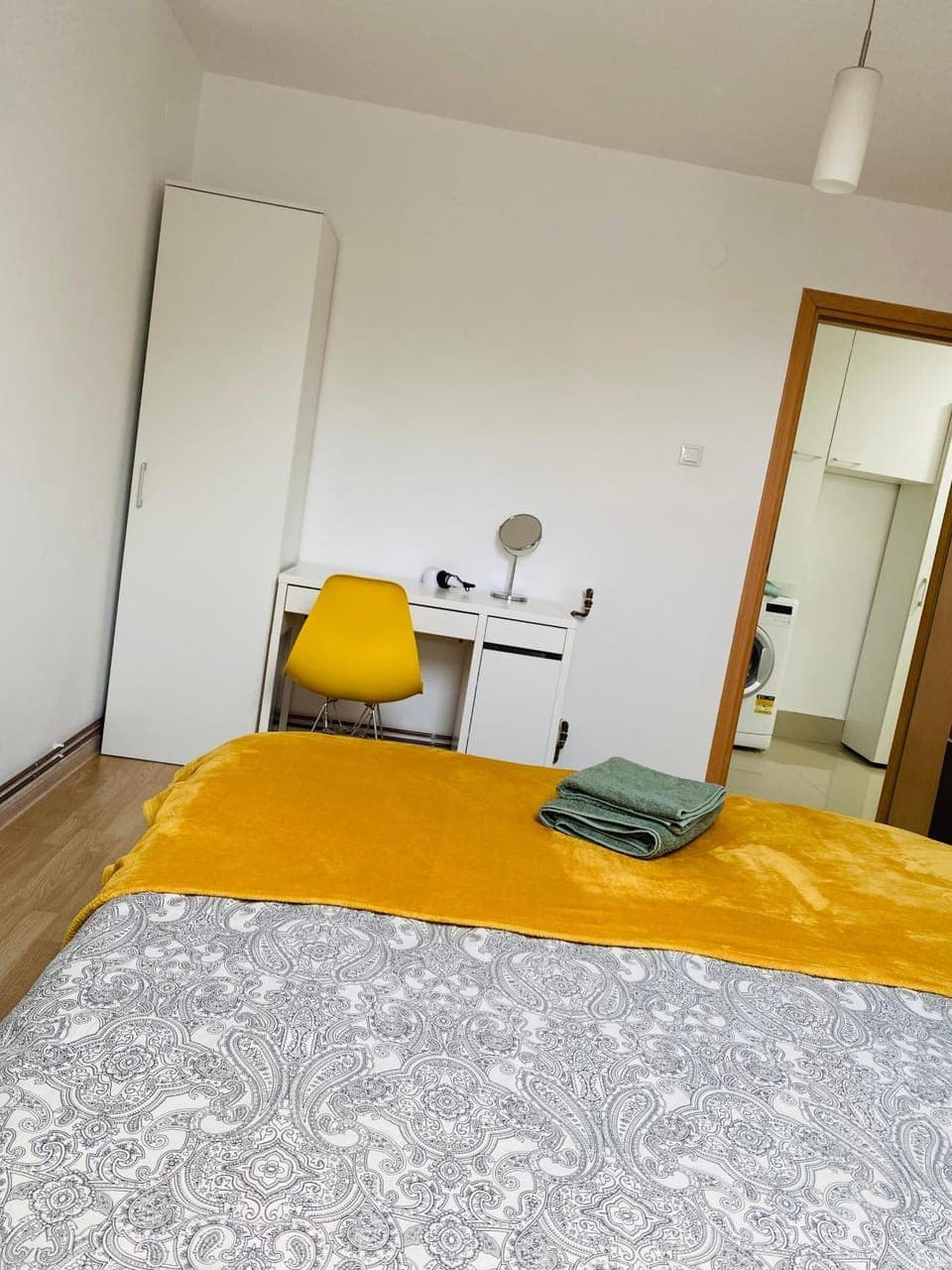 Bed, Bedroom, hair dresser