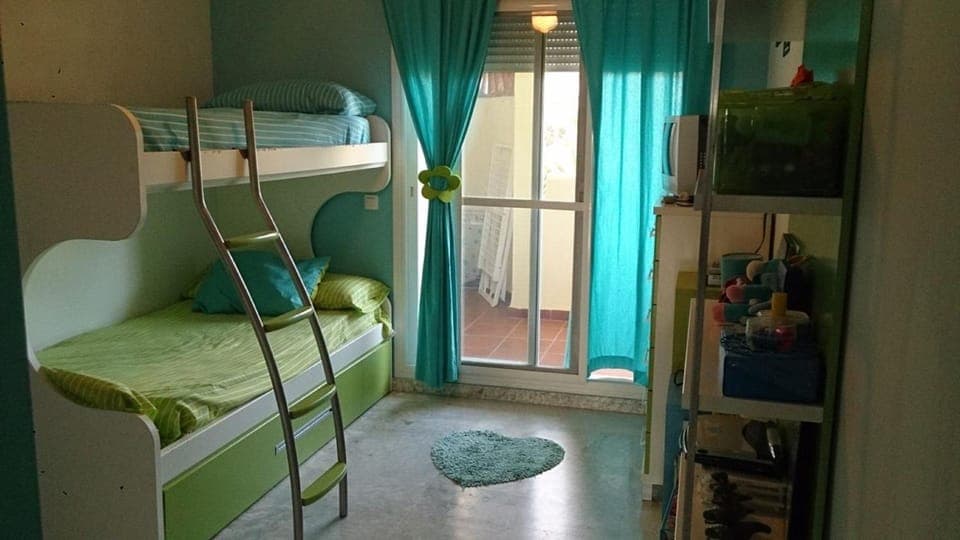Bedroom, bunk bed