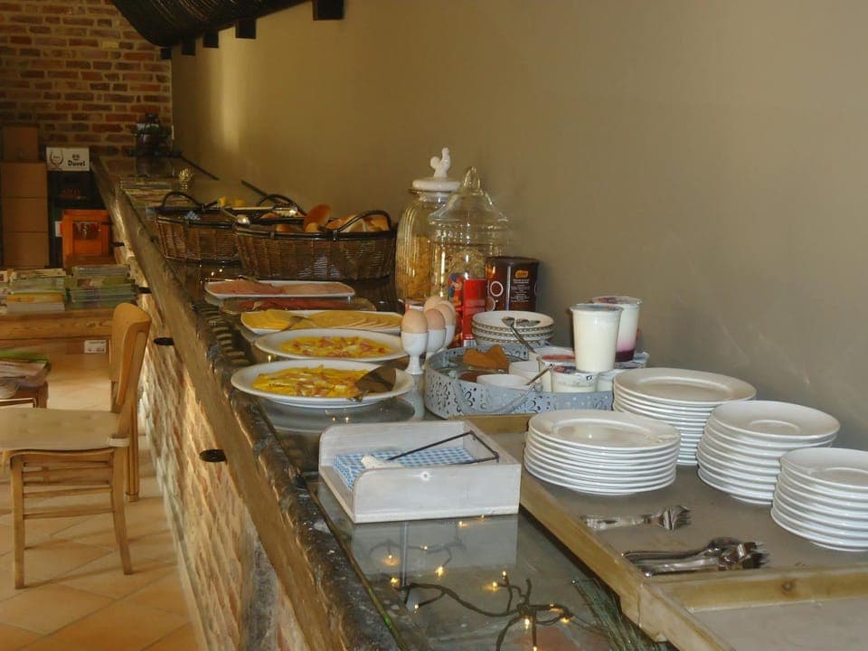 Restaurant/places to eat, Food and drinks, Buffet breakfast
