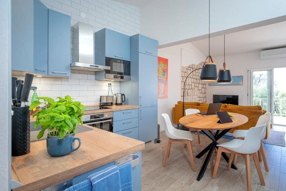 Kitchen or kitchenette, Dining area, minibar, pet friendly