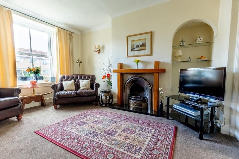 Communal lounge/ TV room, TV and multimedia, Living room, Seating area, Evening entertainment, flat iron