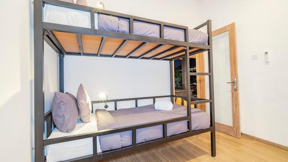 Bed, Bedroom, bunk bed, towels