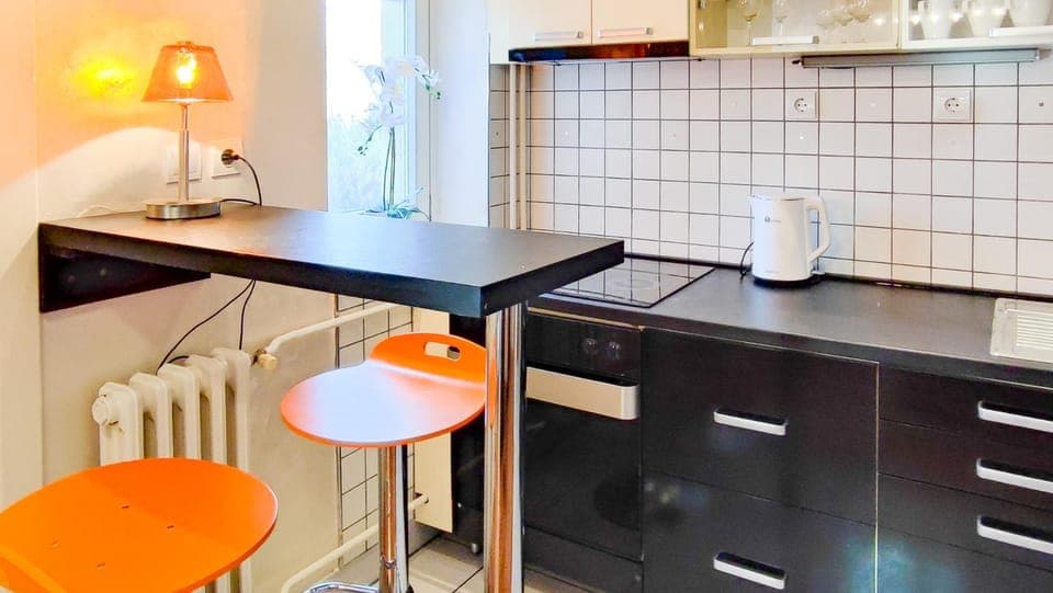 Coffee/tea facilities, Kitchen or kitchenette, Dining area, stove