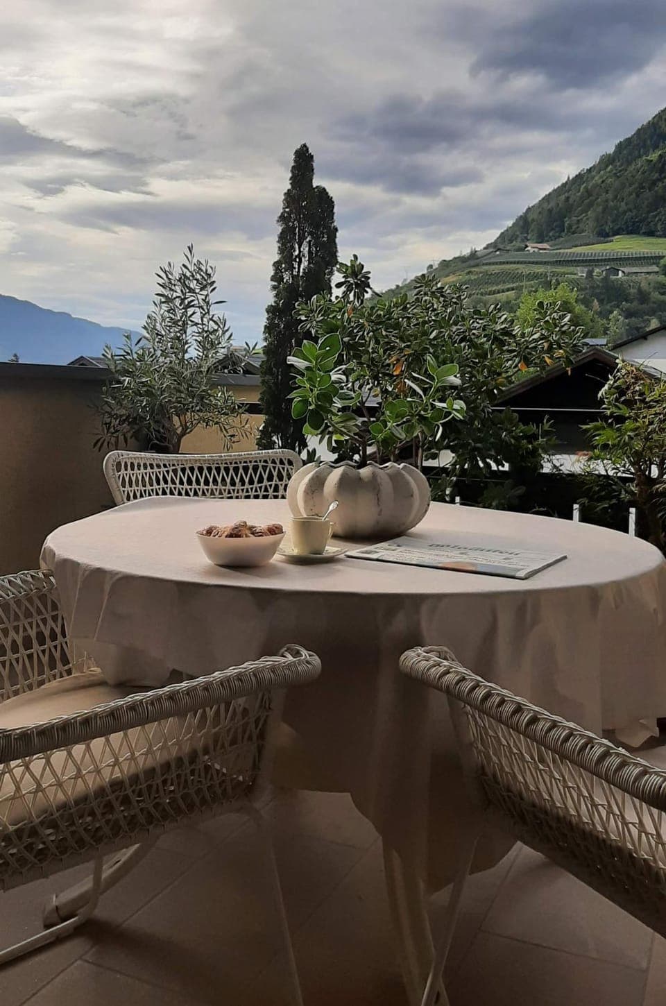 Day, View (from property/room), Balcony/Terrace, Seating area, Dining area, Mountain view