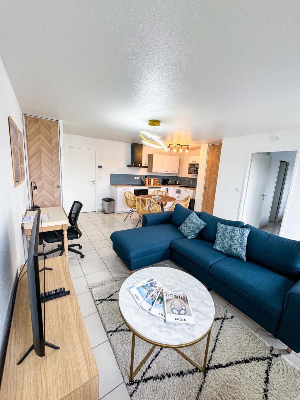 TV and multimedia, Living room, Seating area, Evening entertainment