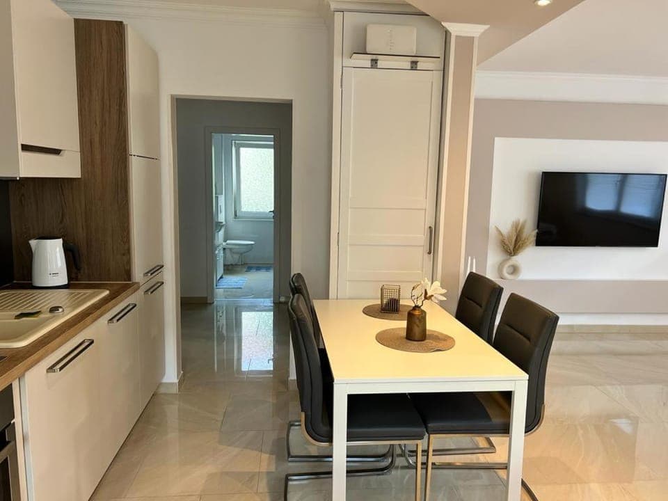 TV and multimedia, Kitchen or kitchenette, Dining area