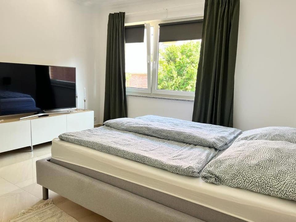 Bed, TV and multimedia, Evening entertainment, Bedroom