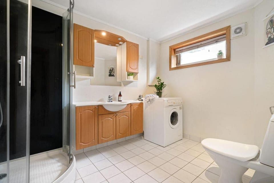 Toilet, Bathroom, towels, washing machine, dryer