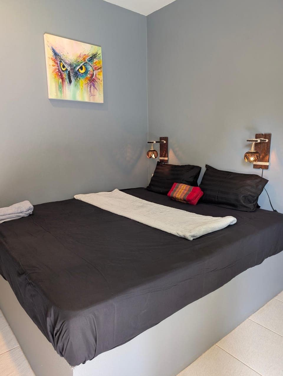 Photo of the whole room, Bedroom