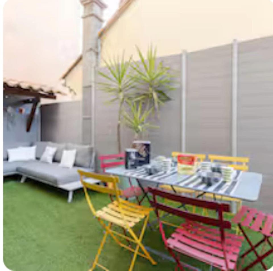 Balcony/Terrace, Entertainment