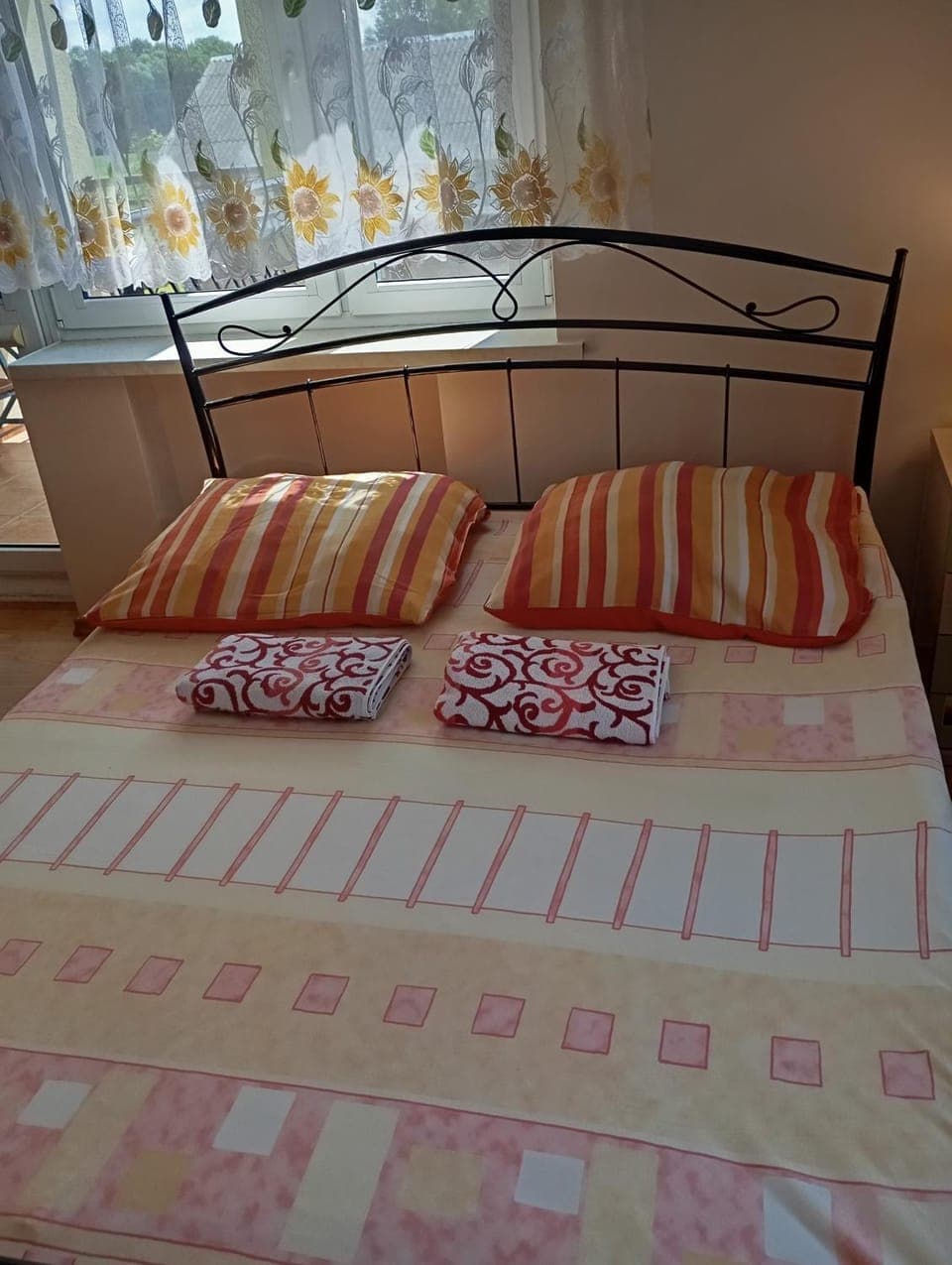 Bed, Photo of the whole room, Bedroom, towels, towels