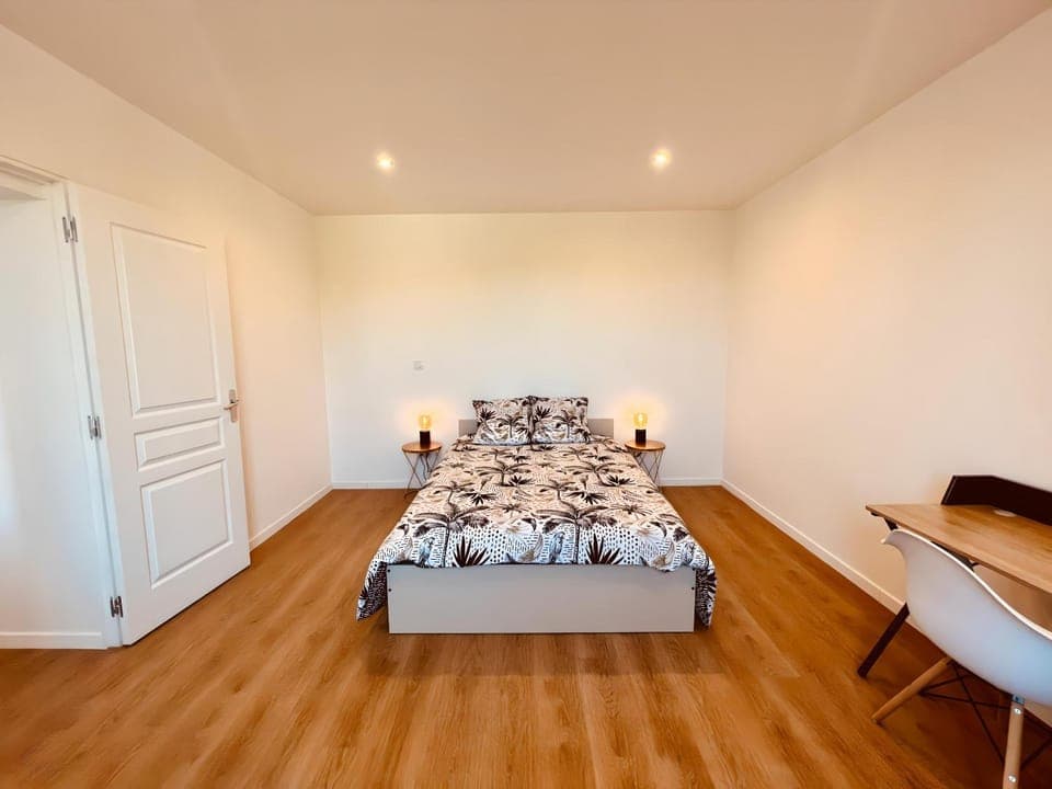 Bed, Photo of the whole room, Seating area, Bedroom, wardrobe