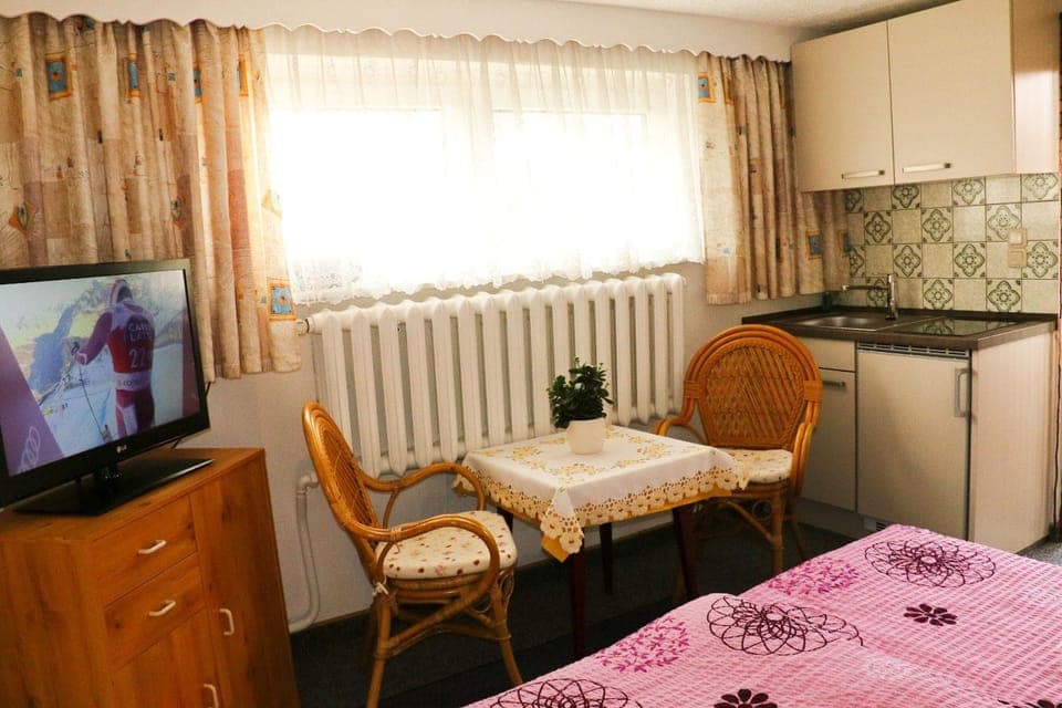 TV and multimedia, Coffee/tea facilities, Living room, Seating area, Dining area, stove, toaster, towels, wardrobe