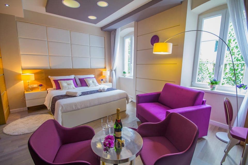Bed, Photo of the whole room, Seating area, Bedroom