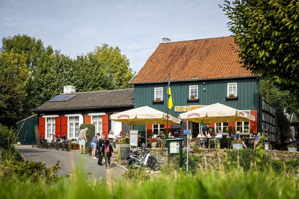 Property building, Day, People, Balcony/Terrace
