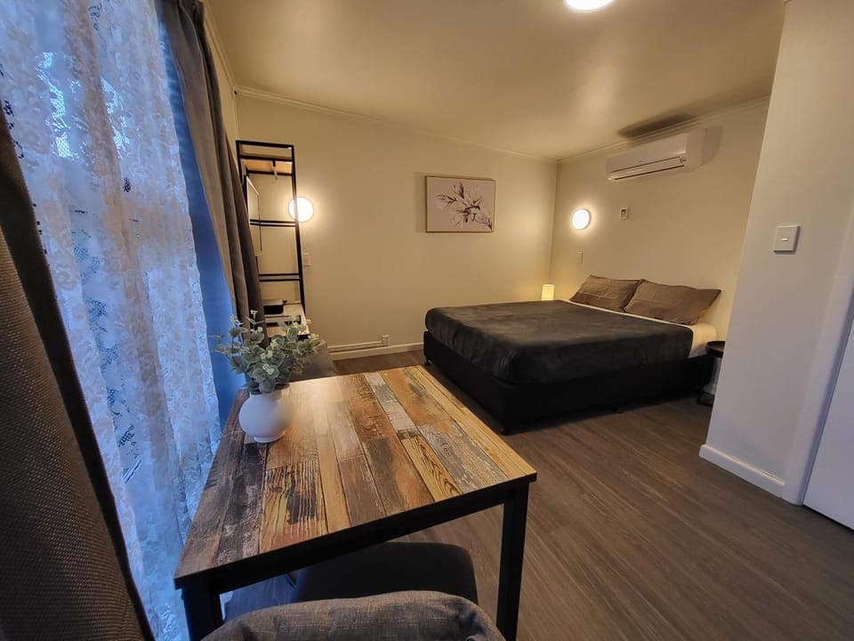 Bed, TV and multimedia, Bedroom