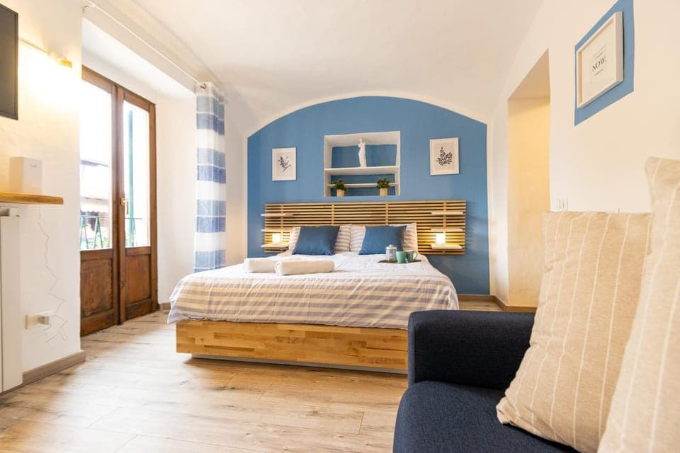 Bed, Living room, Photo of the whole room, Bedroom