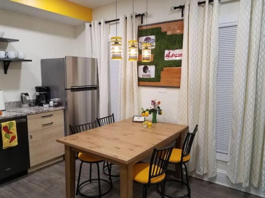 Kitchen or kitchenette, Dining area