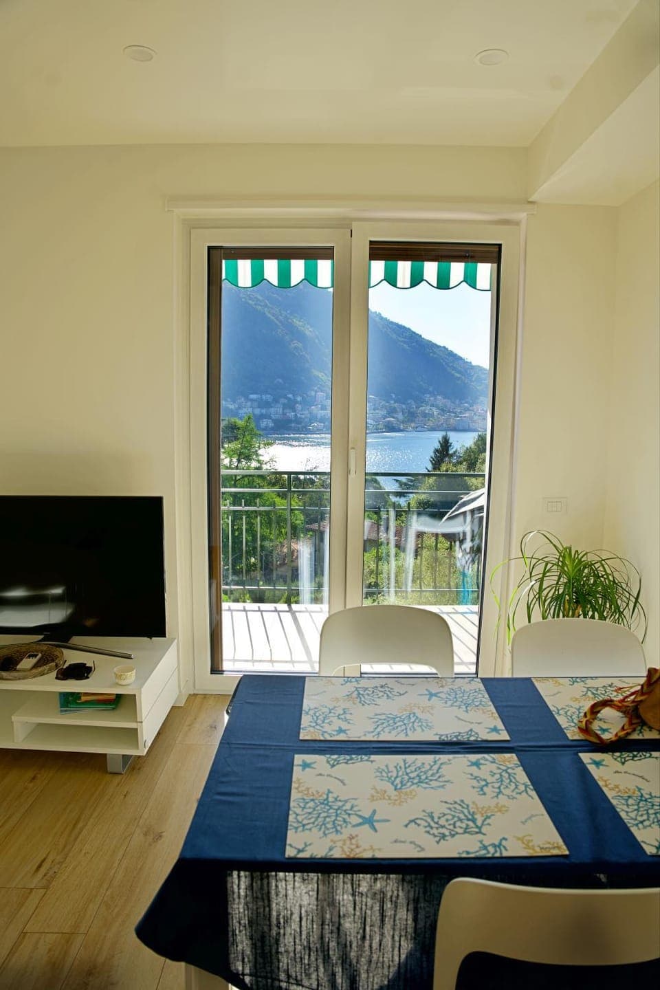 Dining area, Lake view