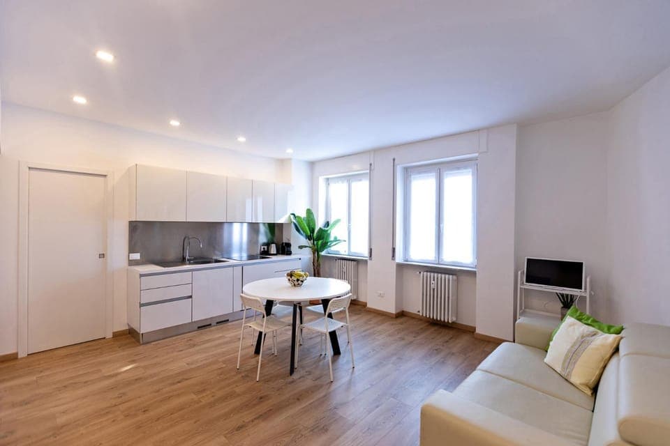 TV and multimedia, Kitchen or kitchenette, Living room, Seating area, Dining area