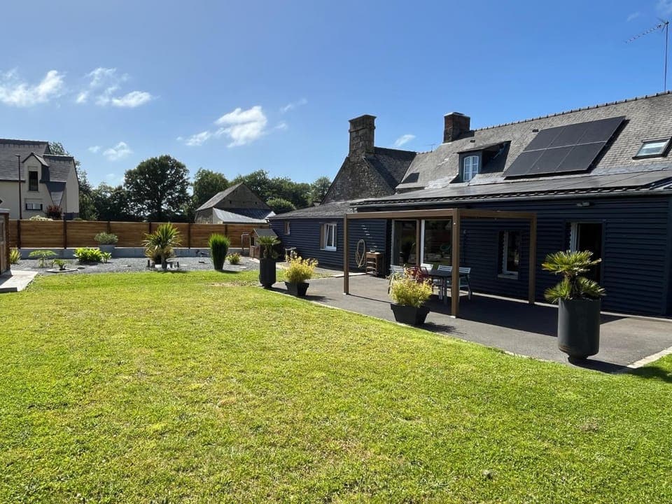 Property building, Patio, Garden, Balcony/Terrace, Garden view