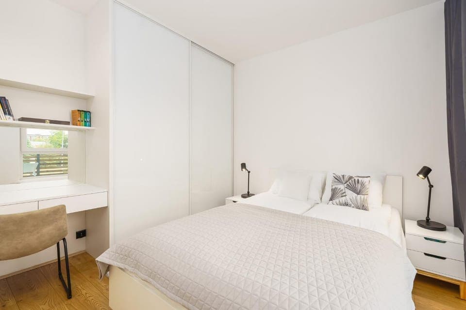 Bed, Bedroom, hair dresser