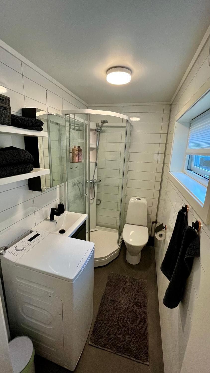 Shower, Toilet, Bathroom, towels
