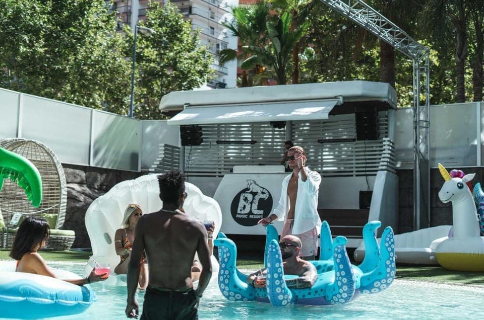 Day, People, Aqua park, Pool view, Swimming pool, group of guests