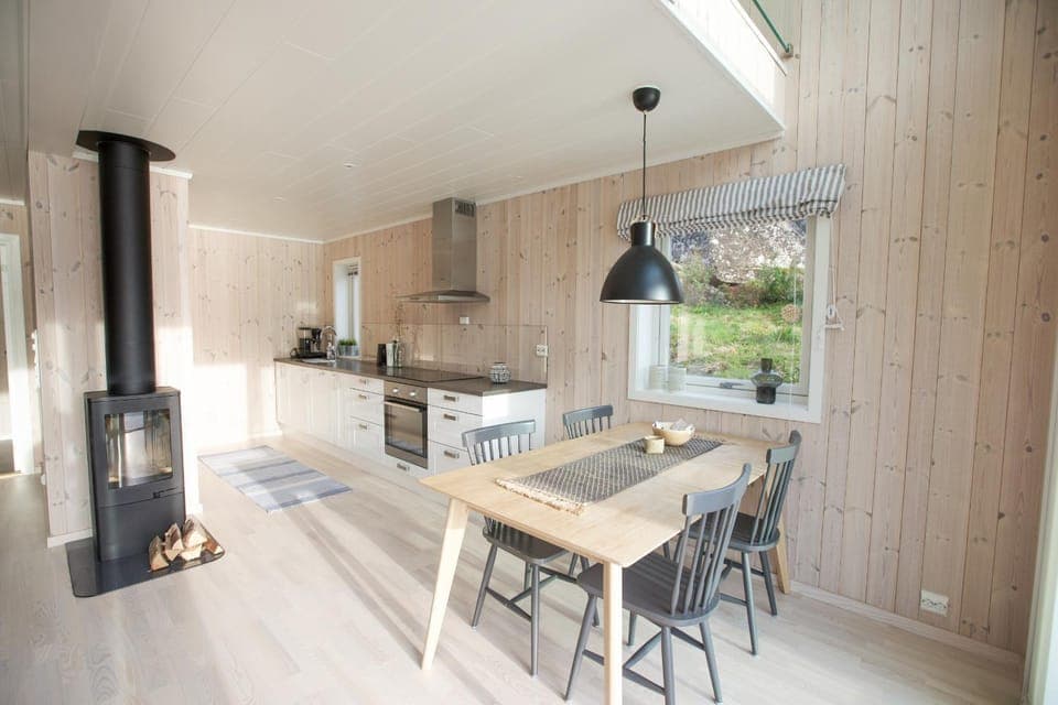 Coffee/tea facilities, Kitchen or kitchenette, Dining area, dishwasher, fireplace, oven, stove, kitchen