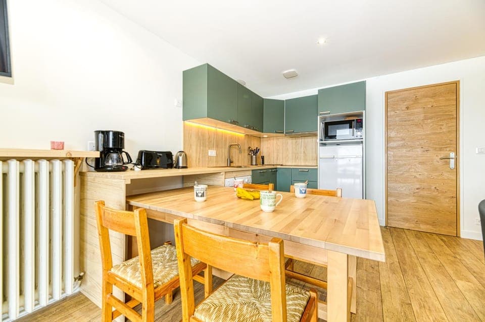 Coffee/tea facilities, Kitchen or kitchenette, Dining area, toaster