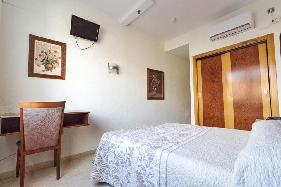 Bed, TV and multimedia, Photo of the whole room, Bedroom, Inner courtyard view